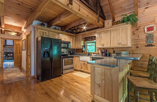 Dahlonega Cabina | Cozy Mountain Hideaway + Hot Tub + Mins to Downtown Dahlonega