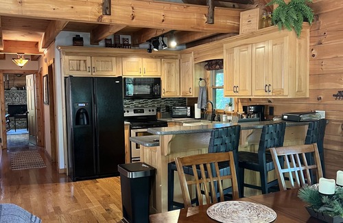 Dahlonega Cabina | Cozy Mountain Hideaway + Hot Tub + Mins to Downtown Dahlonega