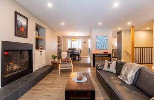 East Kootenay Casa | Cozy mountain home with hot tub, backing onto trails and the river(pet-friendly)