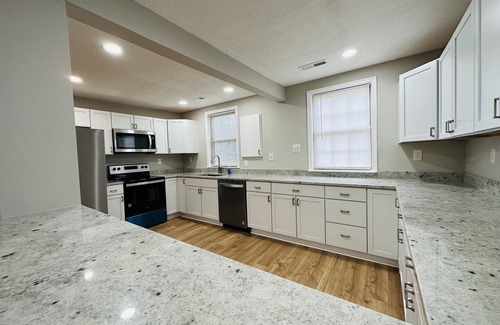 Cross Junction Cabina | Cozy Mountain Retreat with Pickle-ball Court. Pet Friendly!