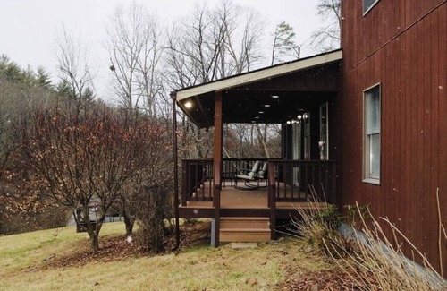 Cross Junction Cabina | Cozy Mountain Retreat with Pickle-ball Court. Pet Friendly!