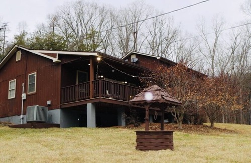 Cross Junction Cabina | Cozy Mountain Retreat with Pickle-ball Court. Pet Friendly!