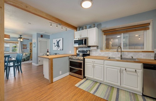 Loveland Casa | Cozy Mountain Retreat in Downtown With Hot Tub and Bikes