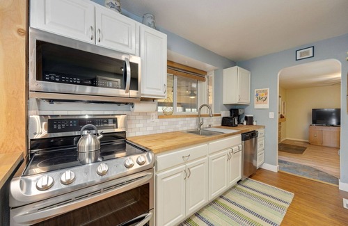 Loveland Casa | Cozy Mountain Retreat in Downtown With Hot Tub and Bikes