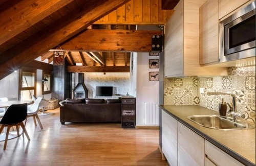 Jaca Apartamento | Casa rústica en Guasillo con chimenea, 2 dormitorios y naturaleza cercana