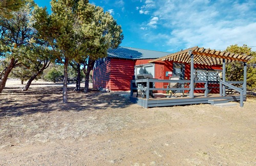 Alpine Village Casa | Cozy mountain-view cabin with fireplace, washer/dryer, and WiFi - dogs OK