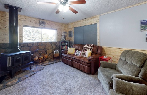 Alpine Village Casa | Cozy mountain-view cabin with fireplace, washer/dryer, and WiFi - dogs OK