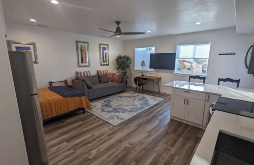 Herriman Apartamento | Cozy Mountain-View Haven / Full Kitchen / Hot Tub / Easy SLC & Ski Access