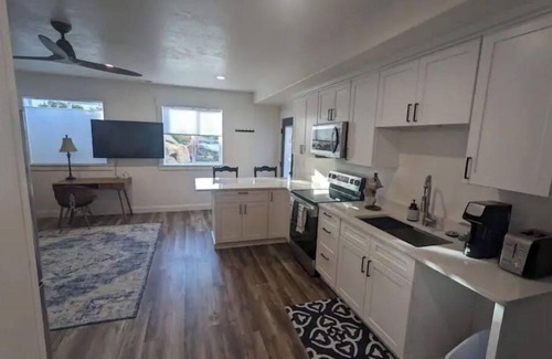 Herriman Apartamento | Cozy Mountain-View Haven / Full Kitchen / Hot Tub / Easy SLC & Ski Access