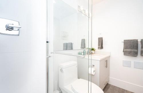 Burnaby Apartamento | Cozy Mountain View Suite with Parking and Floor Heating for 4