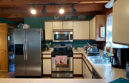 Hayesville Cabaña | Cozy Mtn Log Cabin, wonderful views, 5 mins from Hayesville town sq, sleeps 8.