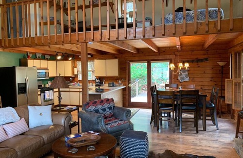 Hayesville Cabaña | Cozy Mtn Log Cabin, wonderful views, 5 mins from Hayesville town sq, sleeps 8.