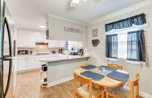 Mullins Casa | Cozy Mullins Retreat w/ Backyard & Covered Porch!