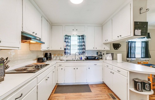 Mullins Casa | Cozy Mullins Retreat w/ Backyard & Covered Porch!