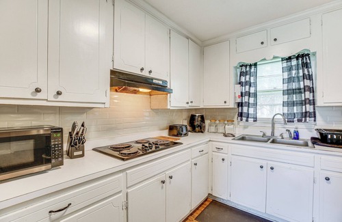 Mullins Casa | Cozy Mullins Retreat w/ Backyard & Covered Porch!