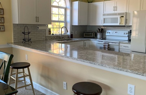 Central Myrtle Beach Condominio | Cozy Myrtle Beach Retreat: 5 Pools access & On-Site Golf! Only 1 mile to Beach!