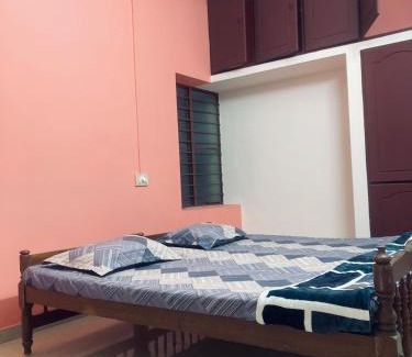 Kazhakuttam Apartamento | Cozy n spacious air conditioned furnished 3BHK