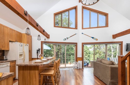 Central Lake Casa | Cozy, Nature perfect retreat, family or group get togethers!