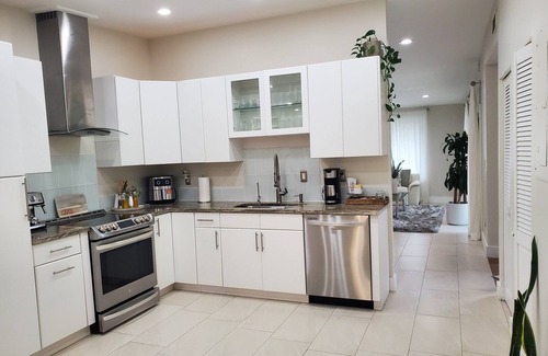Country Club Casa | Cozy, neat and centrally located 1-bedroom town home