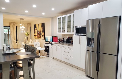 Country Club Casa | Cozy, neat and centrally located 1-bedroom town home