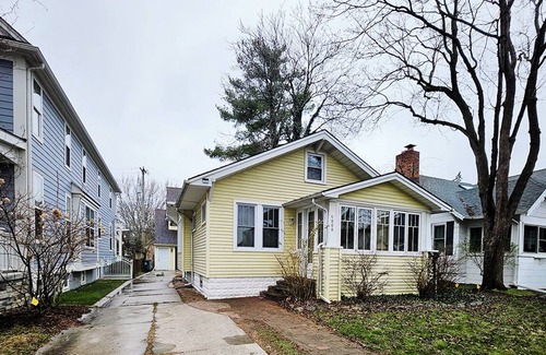 Birmingham Casa | Cozy Nest - a Charming 3-bedroom house in vibrant Birmingham with WiFi
