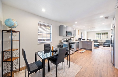 Southeastern Sacramento Casa | Cozy Nest, Across the street. From UC Davis Medical Center, Sacramento CA