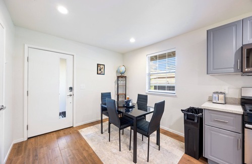 Southeastern Sacramento Casa | Cozy Nest, Across the street. From UC Davis Medical Center, Sacramento CA