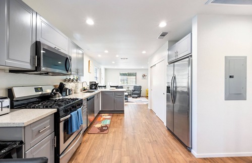 Southeastern Sacramento Casa | Cozy Nest, Across the street. From UC Davis Medical Center, Sacramento CA