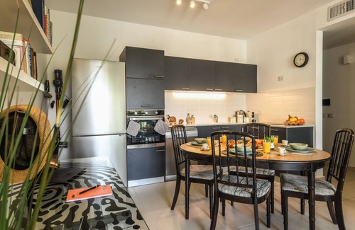 Haifa Apartamento | Cozy Nest Apartment with balcony