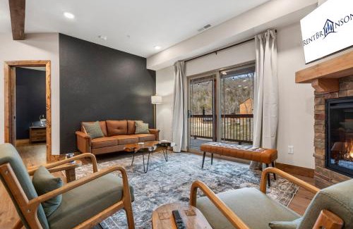 Hollister Casa | Cozy New Cabin w Free Local Attraction Tickets-Private Hot Tub- Community Indoor Pool