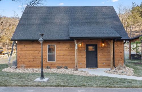 Hollister Casa | Cozy New Cabin w Free Local Attraction Tickets-Private Hot Tub- Community Indoor Pool