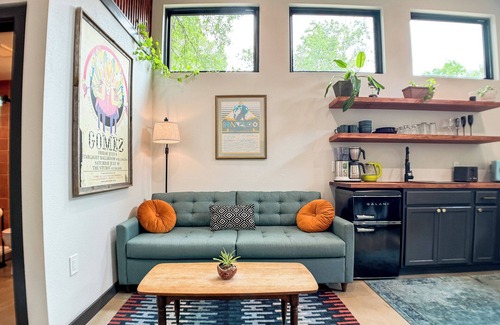 MLK Casa | Cozy, new, east ATX Tiny home w/ King bed, close to UT campus, downtown, airport