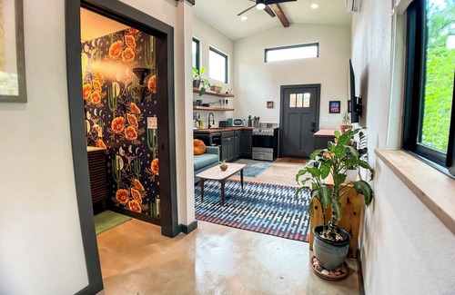MLK Casa | Cozy, new, east ATX Tiny home w/ King bed, close to UT campus, downtown, airport