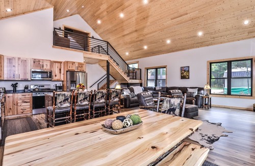 Eagle River Casa | Cozy NEW Lakefront Retreat on Pickerel Lake, FREE FIREWOOD, WIFI, CENTRAL AIR