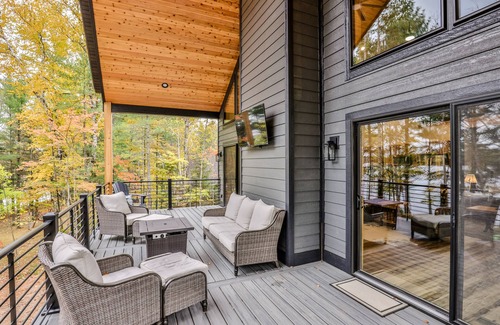Eagle River Casa | Cozy NEW Lakefront Retreat on Pickerel Lake, FREE FIREWOOD, WIFI, CENTRAL AIR
