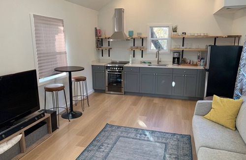 Seaview Apartamento | Cozy new studio - easy access to all West Seattle has to offer!