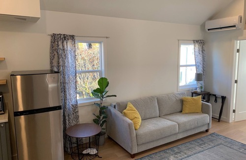 Seaview Apartamento | Cozy new studio - easy access to all West Seattle has to offer!