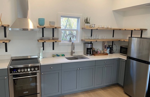 Seaview Apartamento | Cozy new studio - easy access to all West Seattle has to offer!