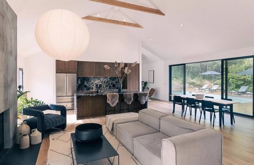 Accord Casa | Acogedor retiro de nueva construcción con piscina y 10 acres en Accord, NY!