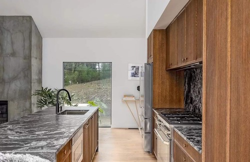 Accord Casa | Acogedor retiro de nueva construcción con piscina y 10 acres en Accord, NY!