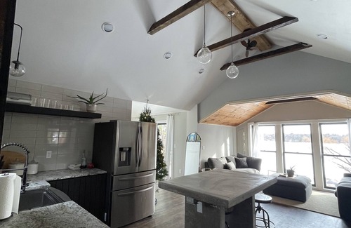 Clear Lake Cabina | Cozy newly remodeled cabin on half acre of lake shore!