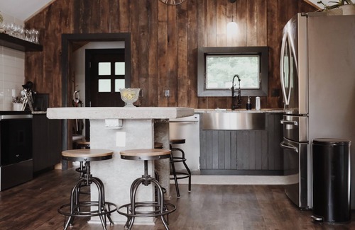 Clear Lake Cabina | Cozy newly remodeled cabin on half acre of lake shore!
