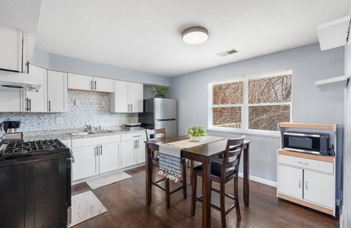 Peoria Apartamento | Cozy Newly Renovated 2BR-1BA/Entire Unit/3 to 6mins from OSF St Francis