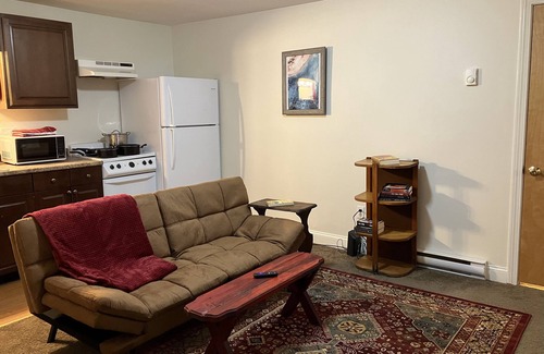 Newmarket Apartamento | Cozy Newmarket Escape! Wine & WiFi! Full Kitchen!