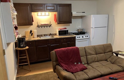 Newmarket Apartamento | Cozy Newmarket Escape! Wine & WiFi! Full Kitchen!