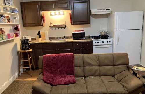 Newmarket Apartamento | Cozy Newmarket Escape! Wine & WiFi! Full Kitchen!