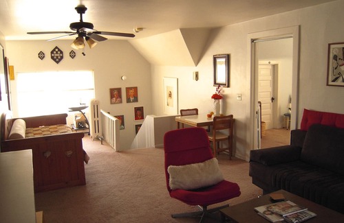 Rogers Park Apartamento | ¡Acogedor 1 dormitorio en Northside, 1 cuadra de Chicago para entrenar a la ciudad! Duerme hasta 6.