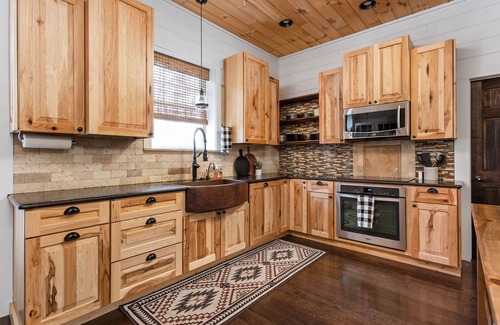 Gnaw Bone Cabina | Cozy Oaks Luxurious Barndominium in the woods, Heated Tile Floors, Hot Tub