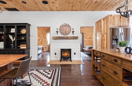 Gnaw Bone Cabina | Cozy Oaks Luxurious Barndominium in the woods, Heated Tile Floors, Hot Tub