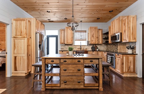 Gnaw Bone Cabina | Cozy Oaks Luxurious Barndominium in the woods, Heated Tile Floors, Hot Tub